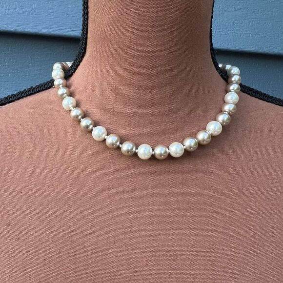Single Strand Multi Toned Faux Pearl Choker Necklace, Bar & Hoop Toggle Closure - Picture 1 of 7